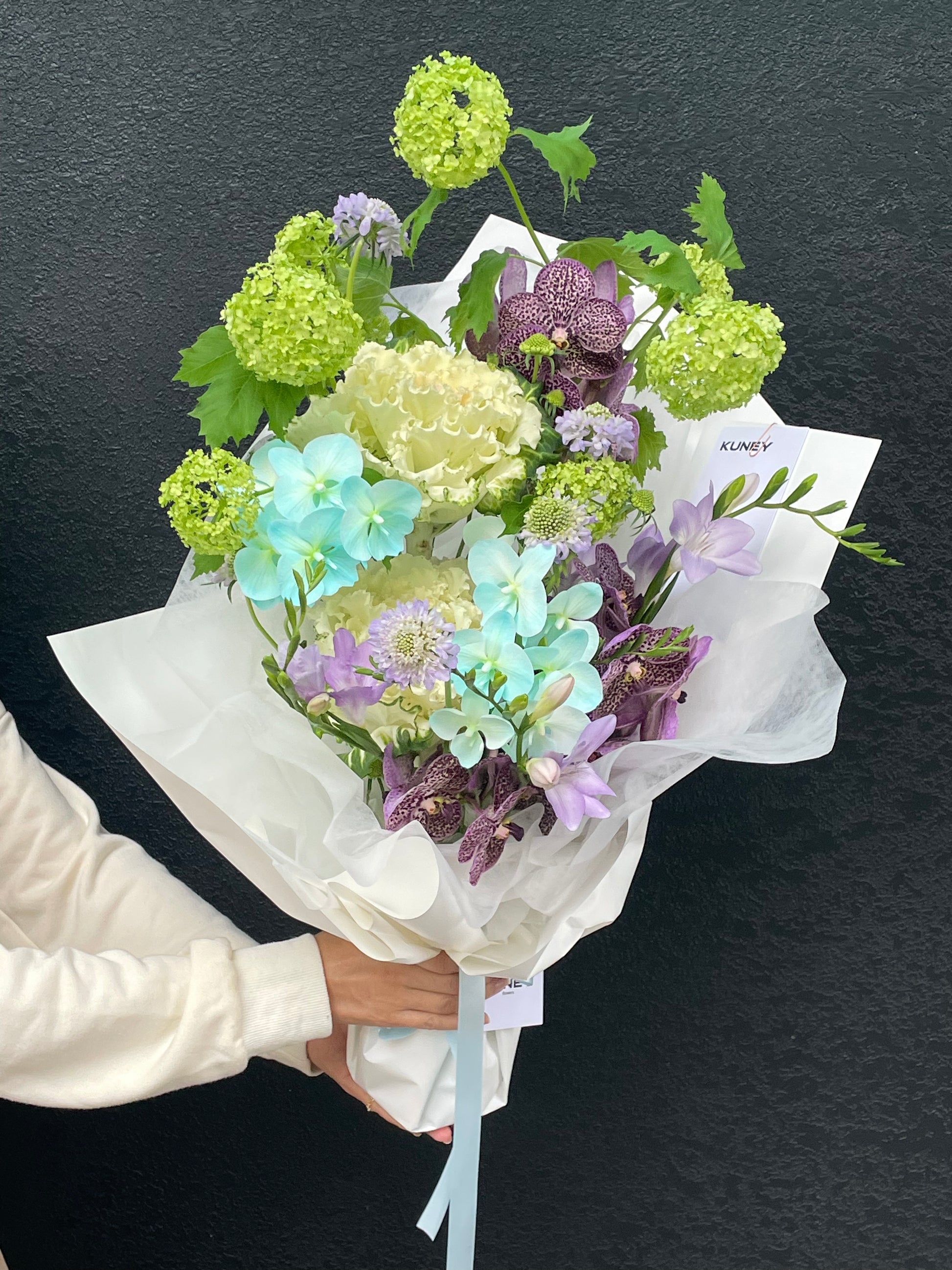 Hong Kong florist blue bouquet